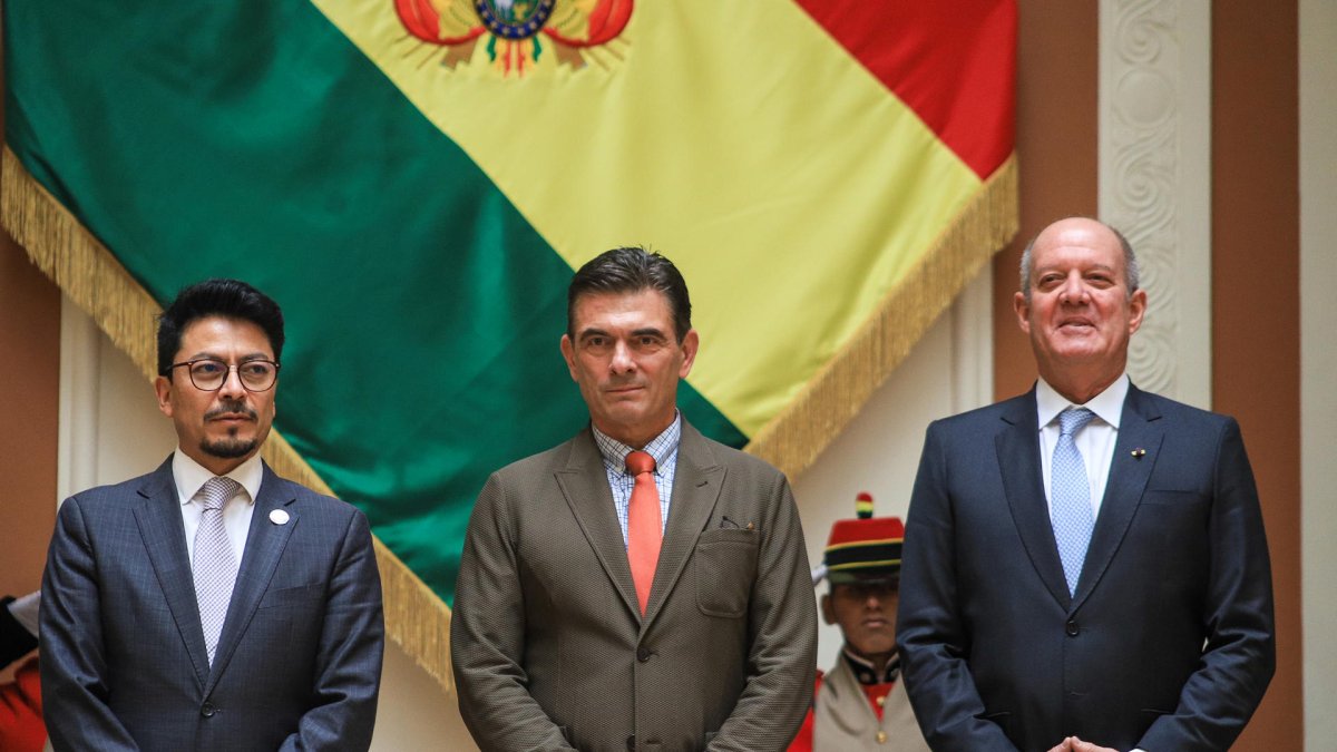 El canciller de Bolivia, Fernando Aramayo (i), el presidente de Bolivia, Rodrigo Paz (c), y el embajador de Perú, Carlos Daniel Chávez-Taffur Schmidt, en La Paz (Bolivia).