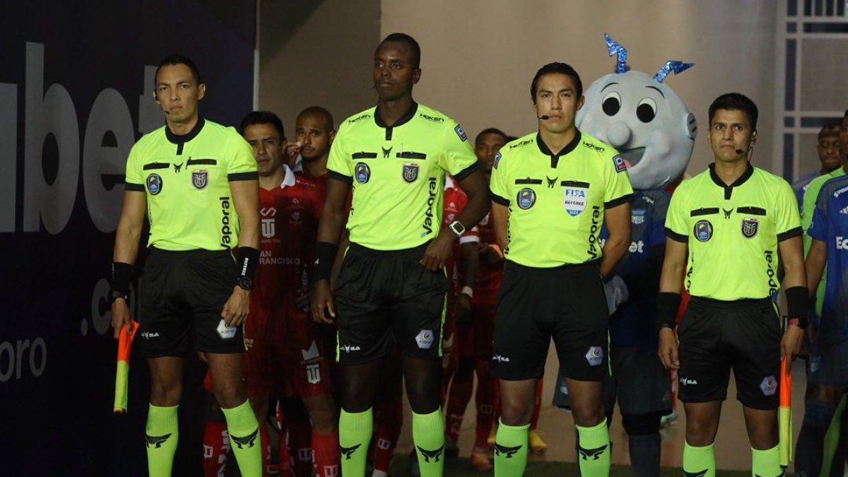 Álex Cajas (centro-derecha) impartirá justicia en el Barcelona SC vs. Emelec.