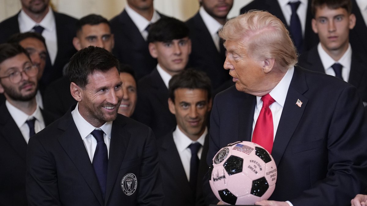 Donald Trump conversa con Lionel Messi mientras sostiene el balón conmemorativo del Inter Miami en la Casa Blanca.