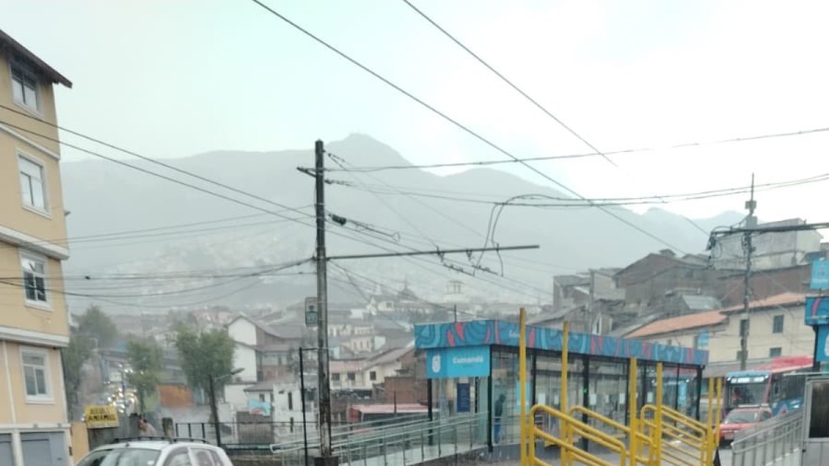 La acumulación de agua en varias vías de Quito complicó la movilidad durante las fuertes lluvias registradas la tarde del 6 de marzo.