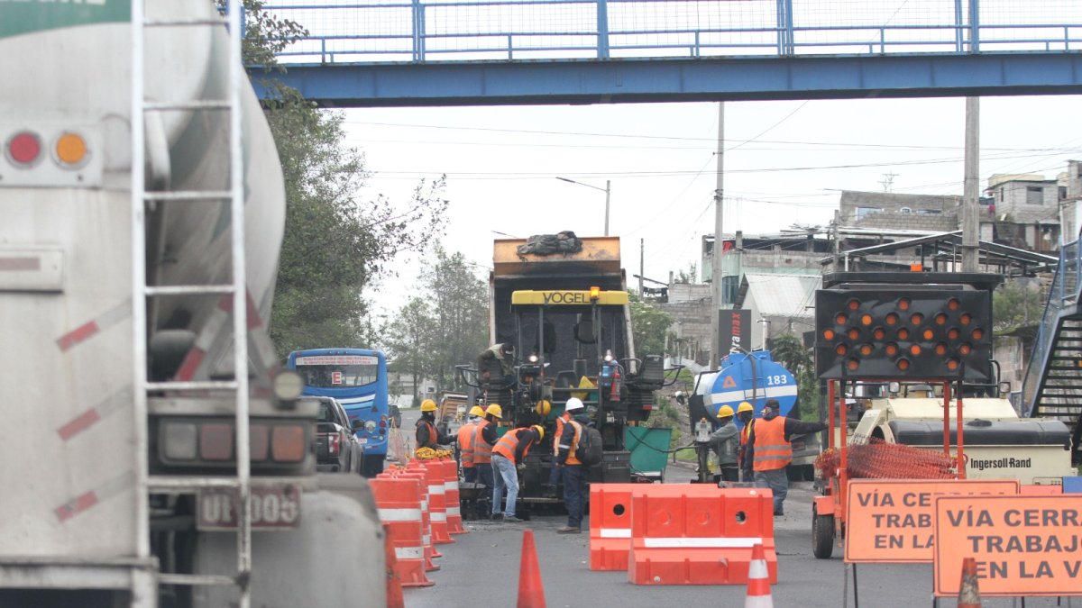 La suspensión del despacho de asfalto por problemas en la Refinería de Esmeraldas paraliza 13 frentes de obras viales en Quito.