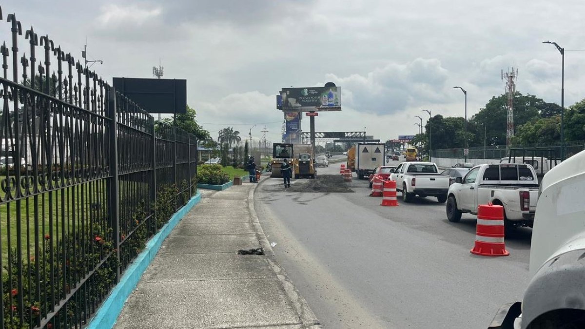 La repavimentación se ejecuta en la subida al puente de la Unidad Nacional, en sentido Guayaquil - Samborondón.
