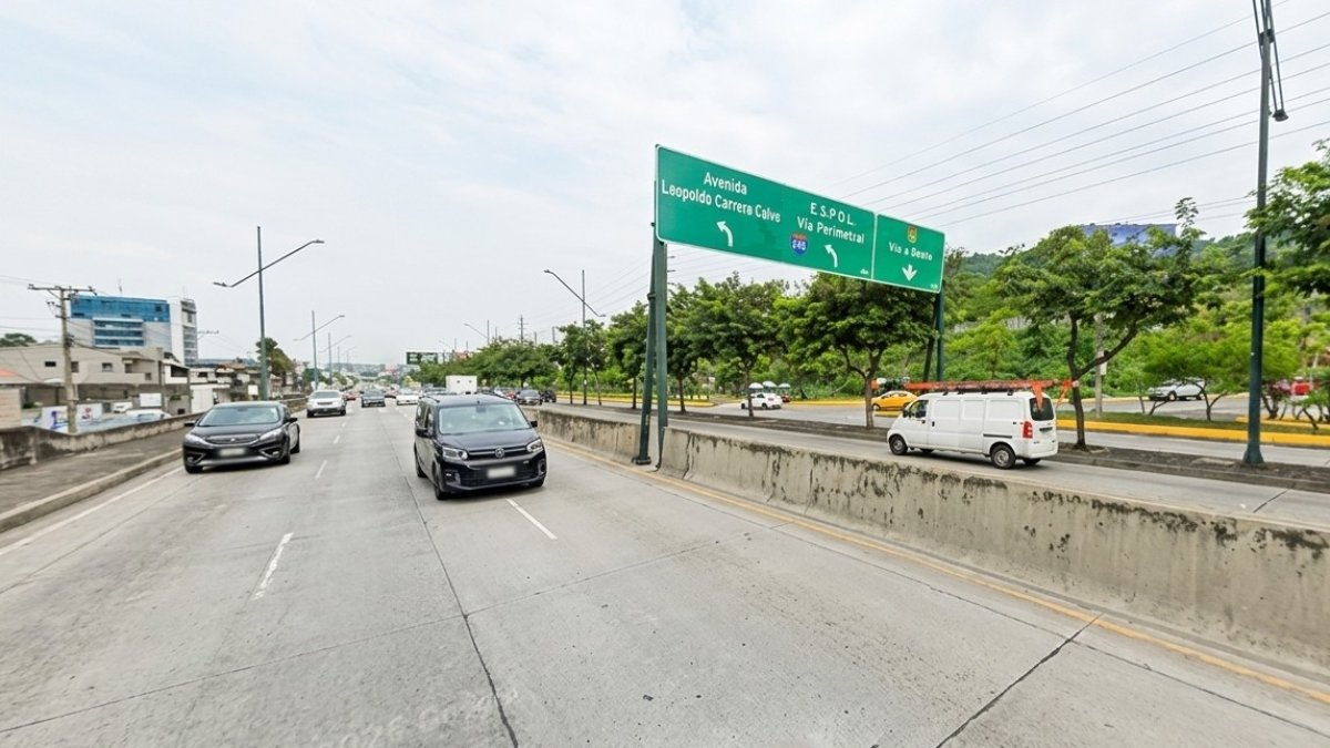 En este sector de la avenida del Bombero, junto al complejo deportivo Siete canchas, un agente de la ATM atropelló con su moto a un peatón que cruzaba la vía.
