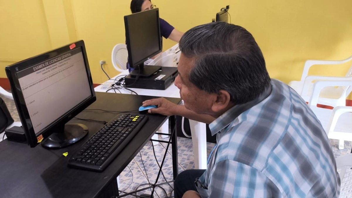 Previo a la obtención de la licencia de conducir, los choferes y conductores deben rendir una prueba de conocimientos.