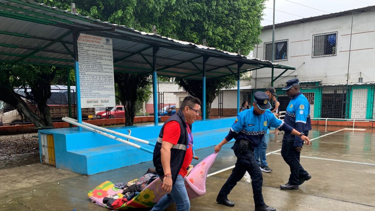 Agentes municipales retiraron una colchoneta y otros artículos que eran utilizados para permanecer en un parque de la ciudadela Florida Norte, en Guayaquil.