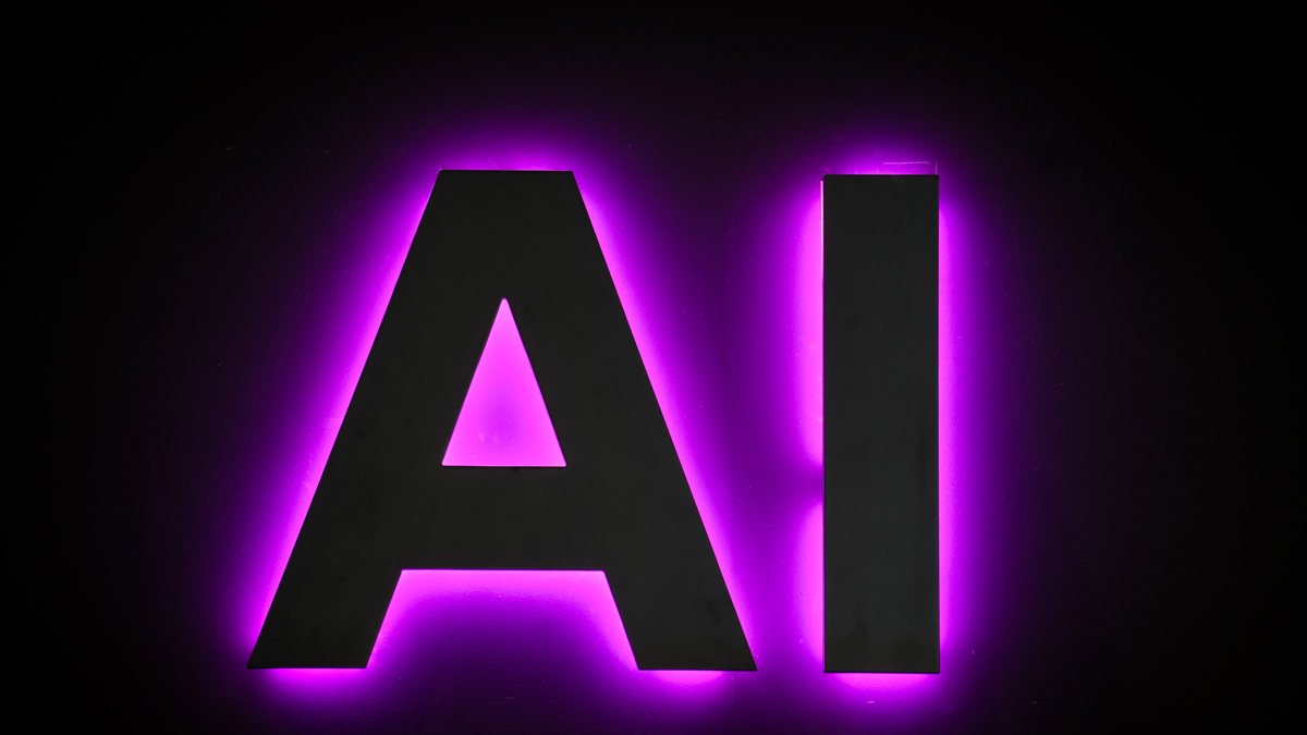 Detalle de un cartel anunciando inteligencia artificial durante una jornada de un MWC, en una imagen de archivo.