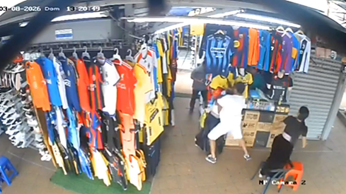 Un sujeto atacó a una vendedora de camisetas de la Bahía de Guayaquil. El hecho ocurrió la tarde de este domingo 8 de marzo.