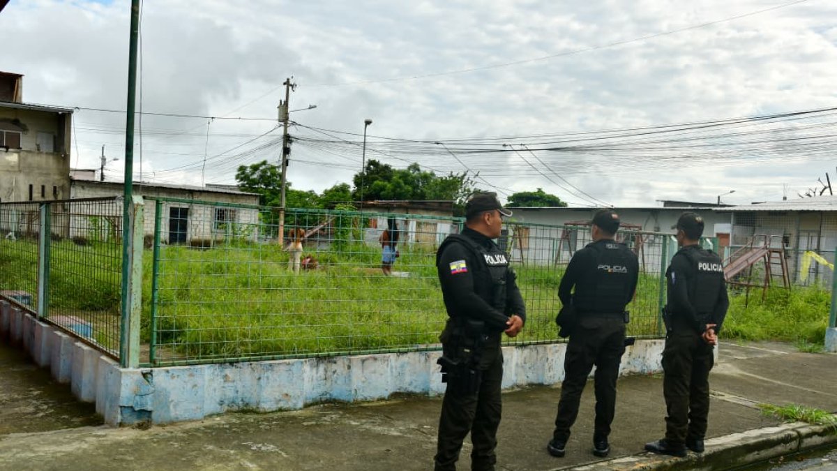 Agentes policiales acudieron al sitio horas después para brindar resguardo.
