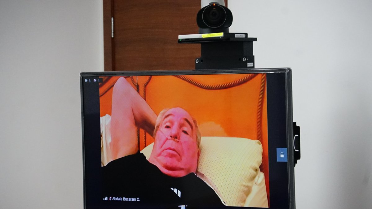 El expresidente Abdalá Bucaram asiste al juicio de forma telemática desde su residencia, alegando problemas de salud.