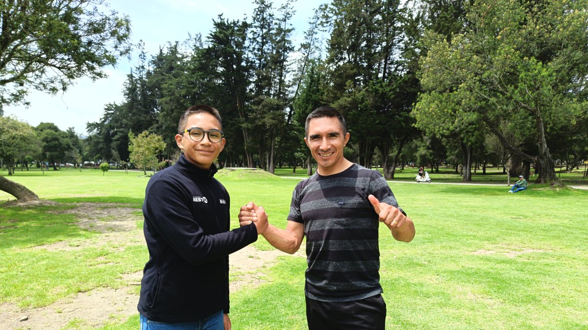 Matías (i) sigue el legado en el ciclismo de su padre Byron Guamá (d), múltiple campeón de la Vuelta al Ecuador y con gran experiencia en pruebas a nivel internacional.