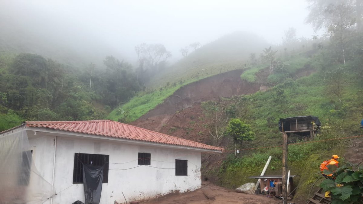 El número de personas fallecidas por el fuerte temporal que atraviesa Ecuador desde inicios de 2026 aumentó a cinco.