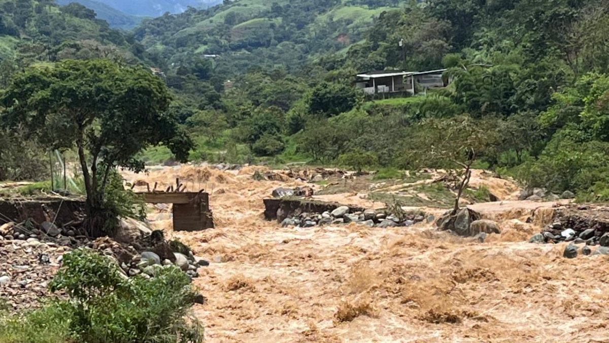 El río se llevó un puente que era utilizado por los agricultores de la zona.