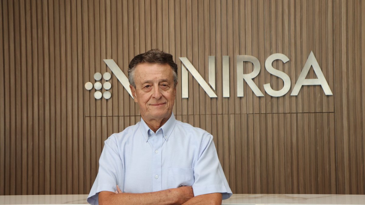 Es el presidente Ejecutivo del Grupo Empresarial Nirsa.  Está al frente de la empresas desde hace 47 años.