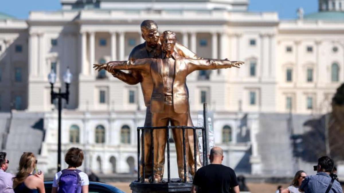 La estatua dorada de 3,6 metros de altura que representa al presidente estadounidense Donald Trump y al fallecido Jeffrey Epstein.