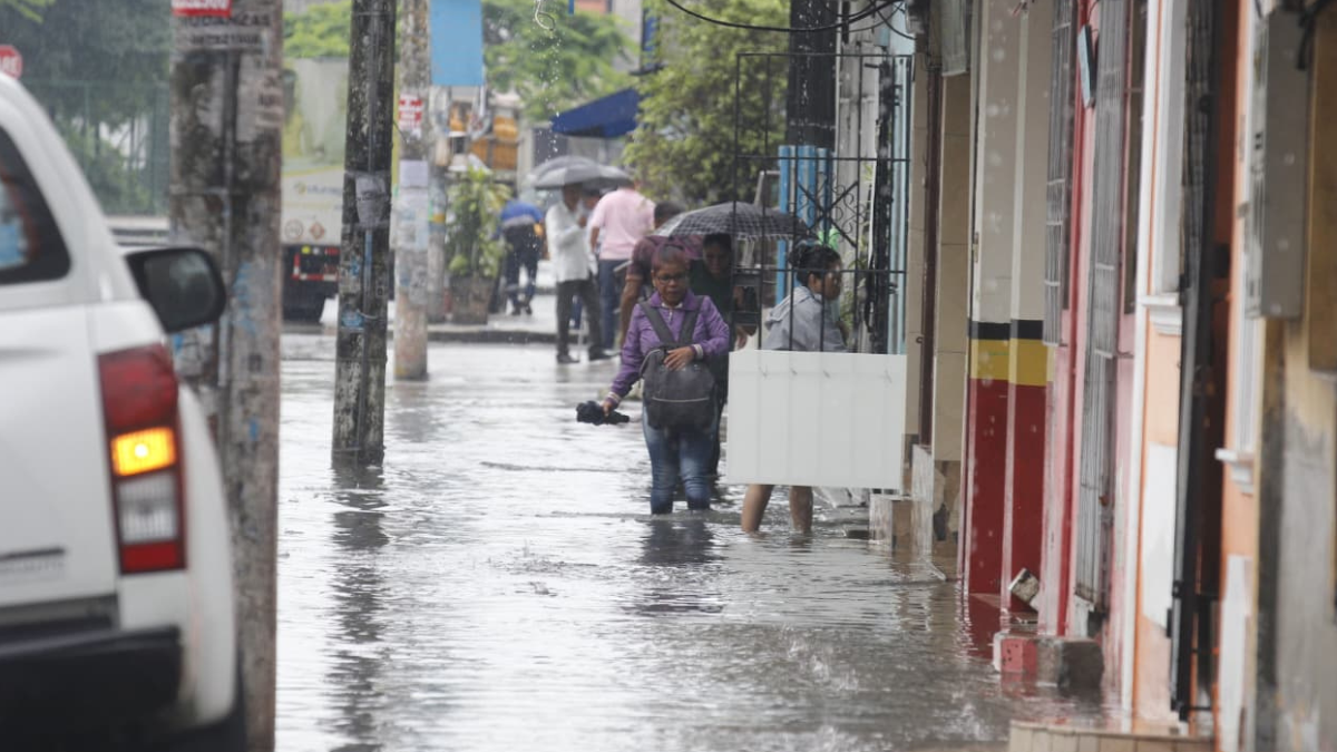 Las fuertes precipitaciones dejaron calles anegadas en varias zonas de Guayaquil.