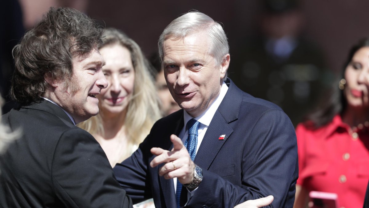 El presidente de Argentina, Javier Milei (i), saluda al nuevo mandatario chileno, el ultraderechista José Antonio Kast (d) este miércoles, en Valparaíso (Chile)