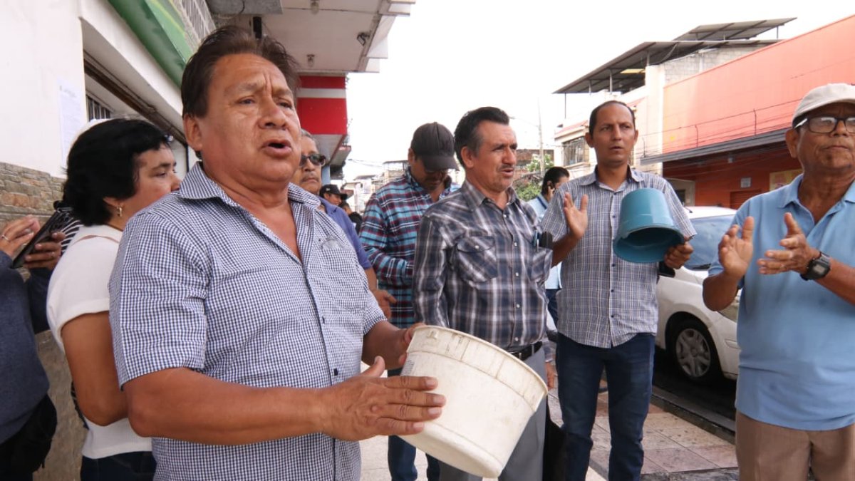 Dirigentes barriales de Durán protestaron en los exteriores del edificio municipal, en las calles Loja y Quito, la mañana de este miércoles 11 de marzo.
