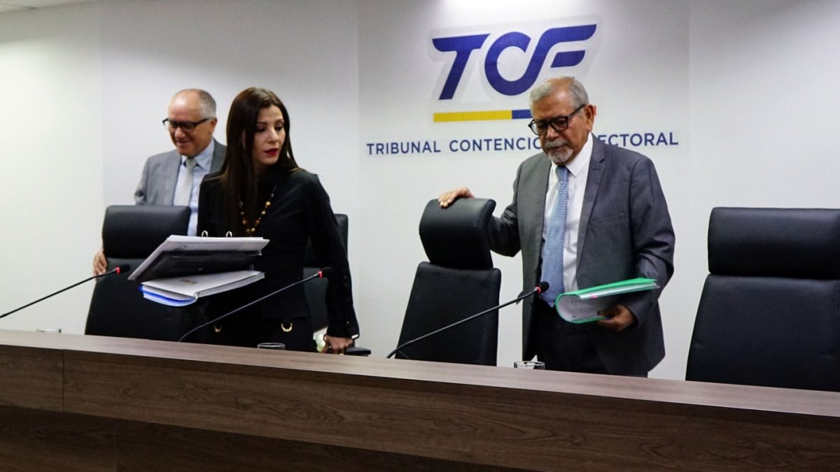 La decisión del juez Joaquín Viteri, de suspender temporalmente a la RC, ha sido cuestionada.