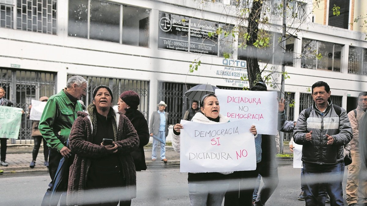 Reacción. Militantes de la Revolución Ciudadana han realizado plantones en los exteriores del TCE, en Quito.