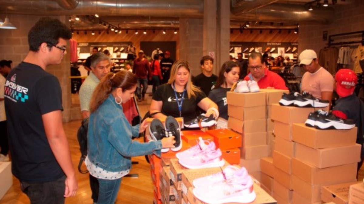 Hay almacenes que en los centros comerciales abren a las 10:00 y cierran a las 20:00, lo que implica que trabajan 10 horas y eso hay que regular, dice el ministerio de Trabajo