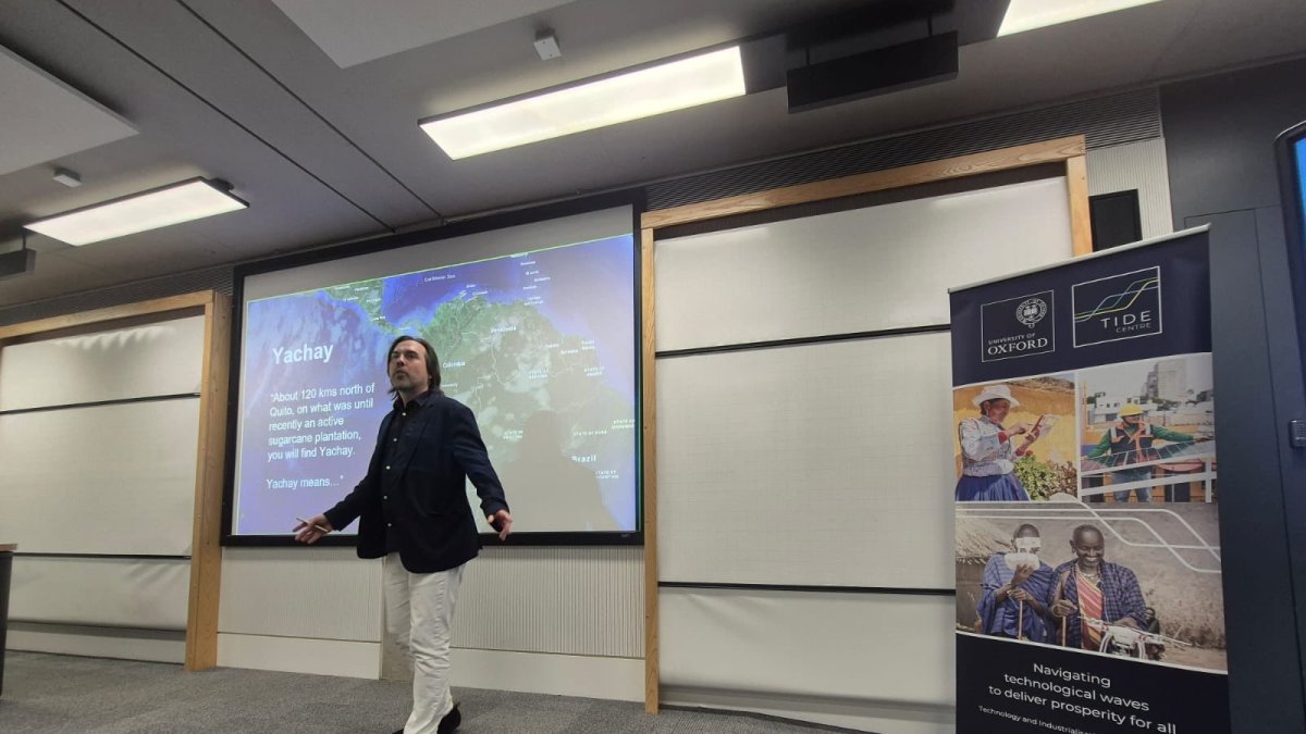 Exposición del filósofo César Hidalgo, donde menciona como un caso de advertencia a la Universidad Yachay, emblema de la época del correismo.