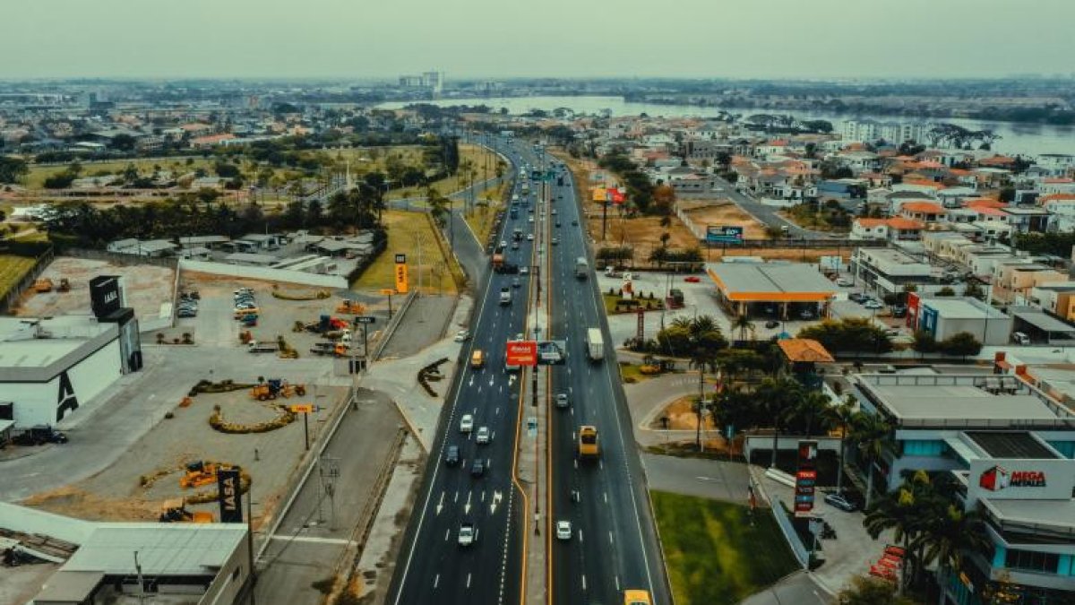 Referencial. La avenida León Febres Cordero es la principal arteria de La Aurora