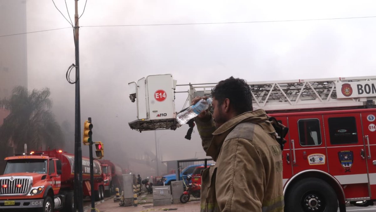 El trabajo de los bomberos fue arduo para combatir el incendio en el centro comercial Multicomercio.