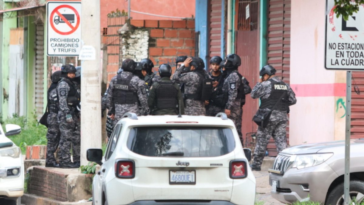 Integrantes de la Policía de Bolivia realizan un operativo este viernes, en Santa Cruz (Bolivia).