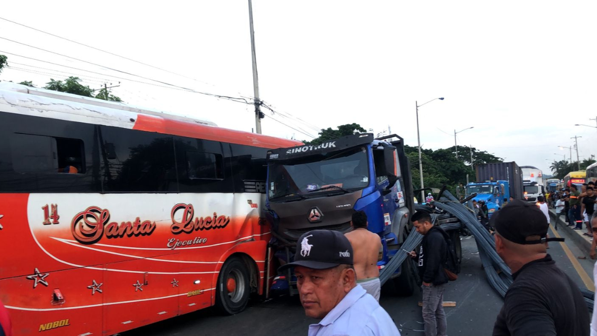 Un camión cargado con varillas metálicas impactó contra un bus interprovincial en Guayaquil, dejando varios heridos y generando congestión vehicular.