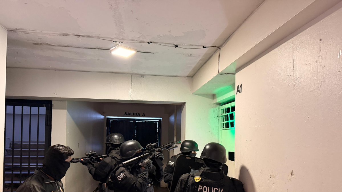 Operativo policial en el sur de Quito permitió la captura de presuntos integrantes de una banda vinculada a robos en buses de transporte público.