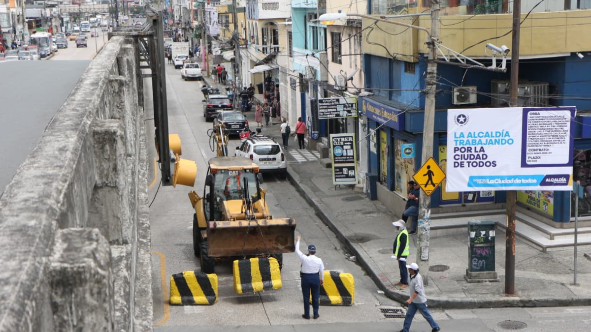 Trabajos municipales en la avenida Baquerizo Nazur, donde comerciantes advierten afectaciones por el cierre y los desvíos previstos durante 11 meses.