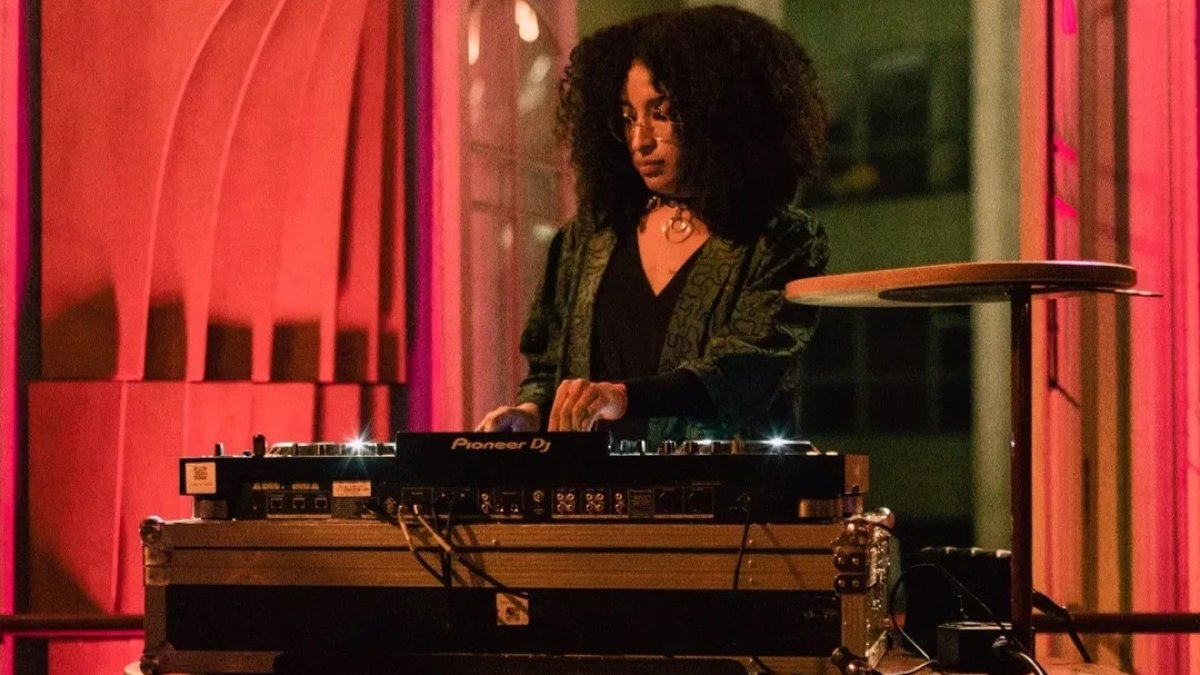 La escritora ecuatoriana Yuliana Ortiz Ruano, en su faceta como DJ Viringa, tocando para la curaduría del Kizomba Design Museum capítulo Sao Paulo, en 2023.