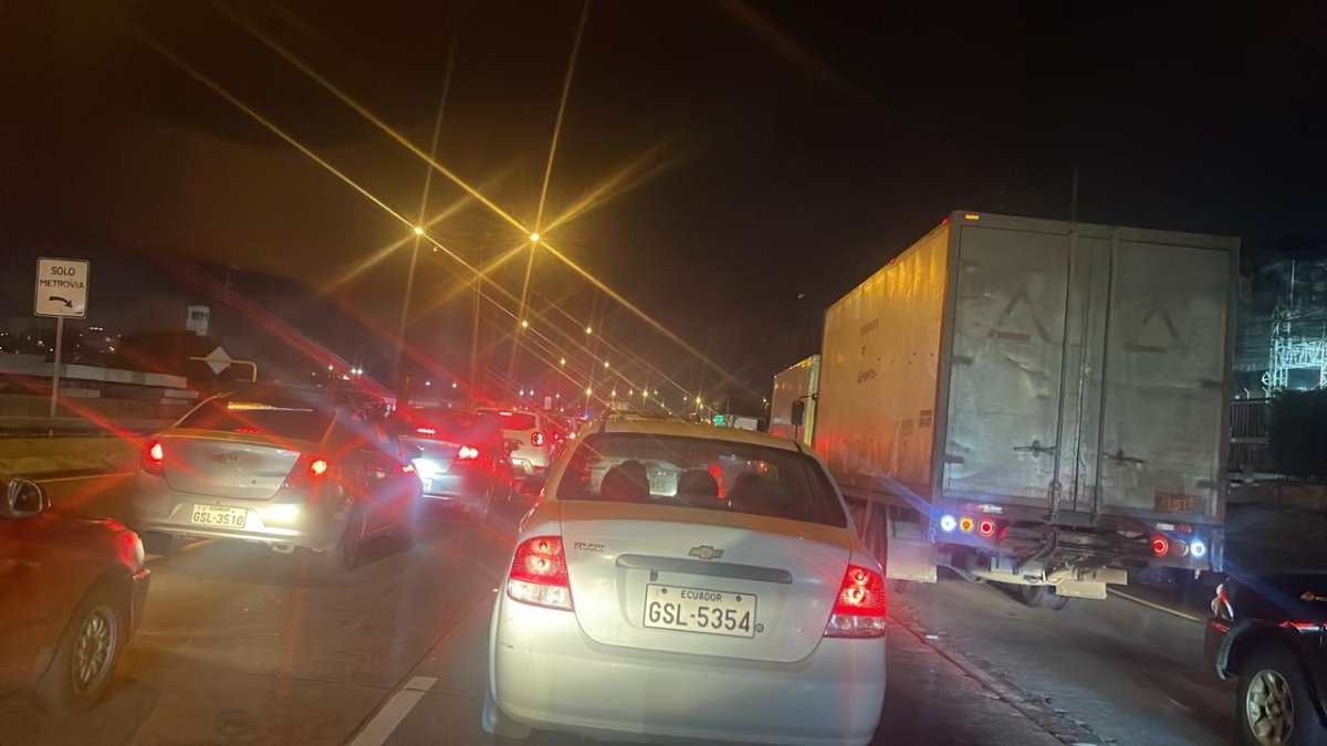La fila de vehículos se extendía por varios kilómetros en la vía a Daule, la noche de este viernes 20 de marzo.