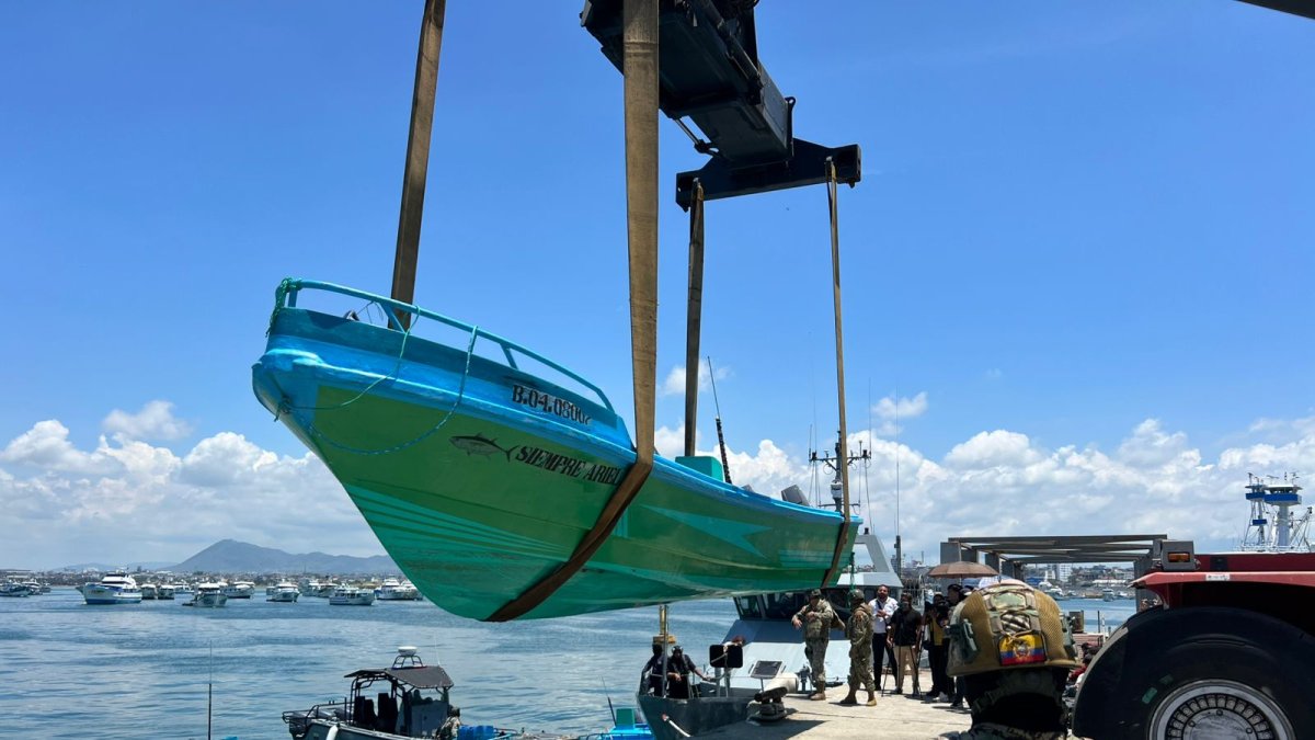 Operativo en alta mar permitió interceptar tres embarcaciones vinculadas al narcotráfico frente a Manta.