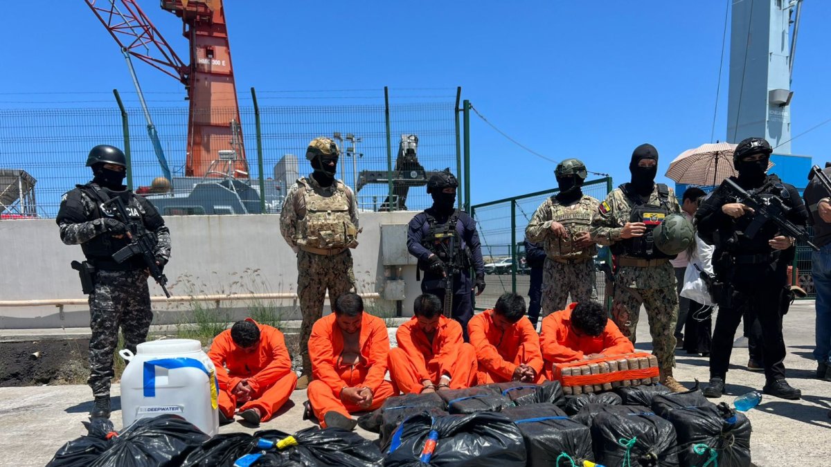 Operativo en alta mar entre Fuerzas Armas y EE.UU. permitió decomisar droga y detener a cinco ecuatorianos.