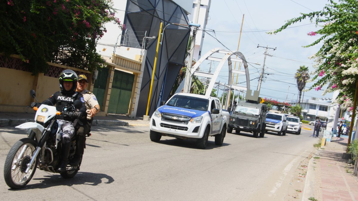 El alcalde de Guayaquil, Aquiles Álvarez, llegó escoltado hasta la Unidad Judicial.