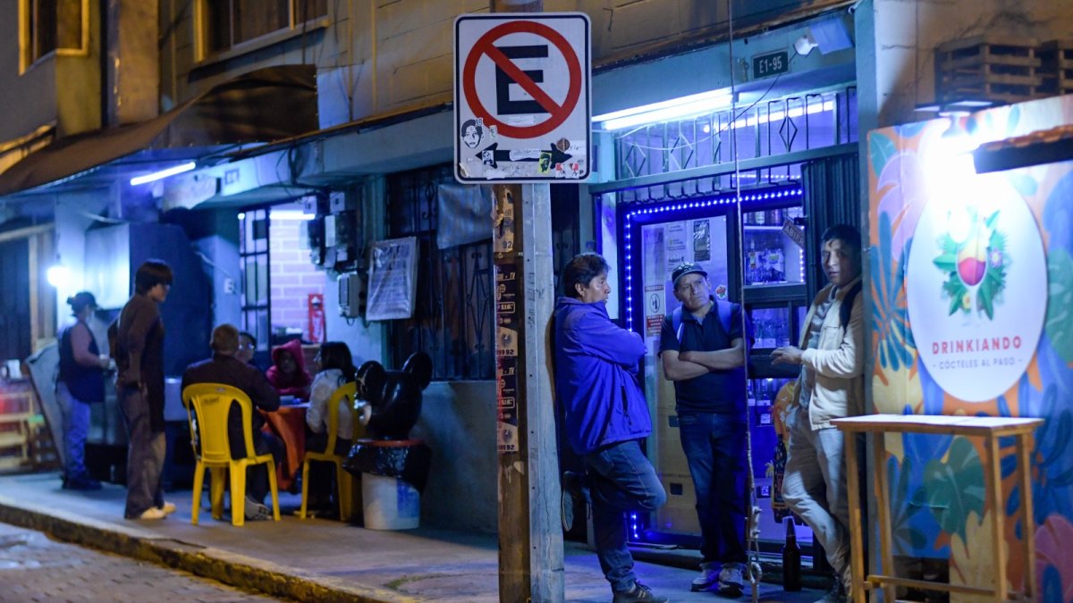Según moradores, los libadores y restaurantes convertidos en bares afectan el espacio público.