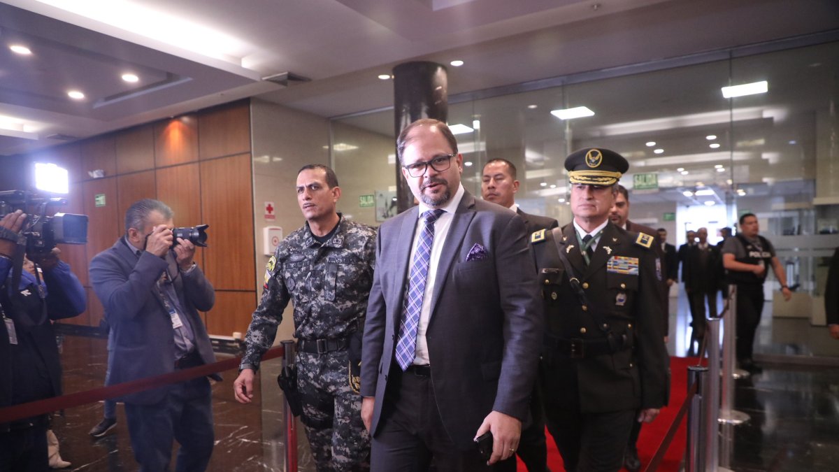 El ministro del Interior, John Reimberg, dice que el Gobierno Nacional no pretende engañar a los ecuatorianos con el toque de queda.