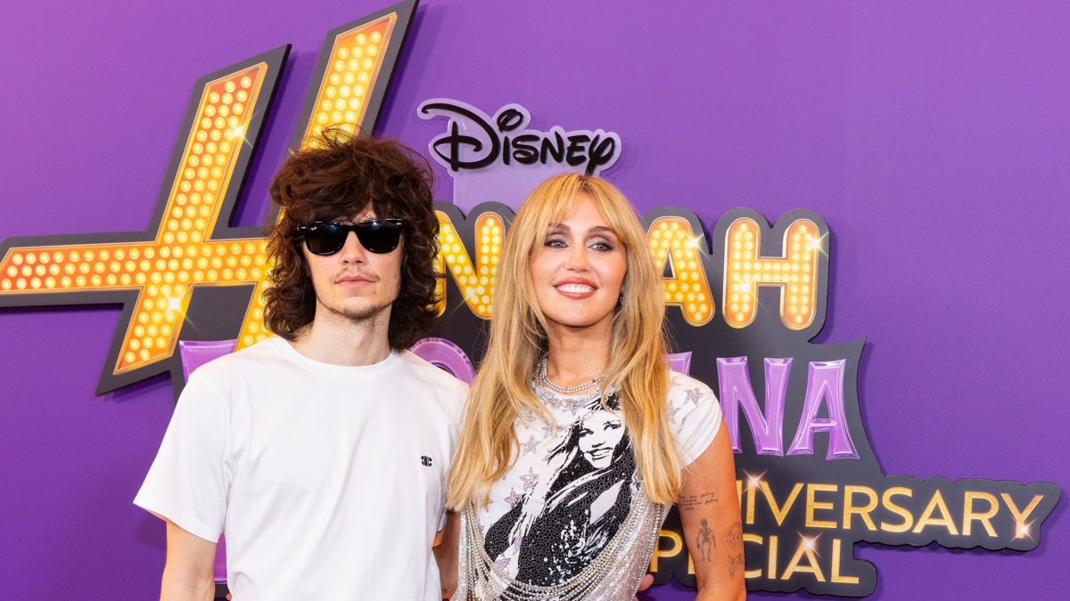 Miley Cyrus en su paso por la alfombra roja del especial de Hannah Montana.