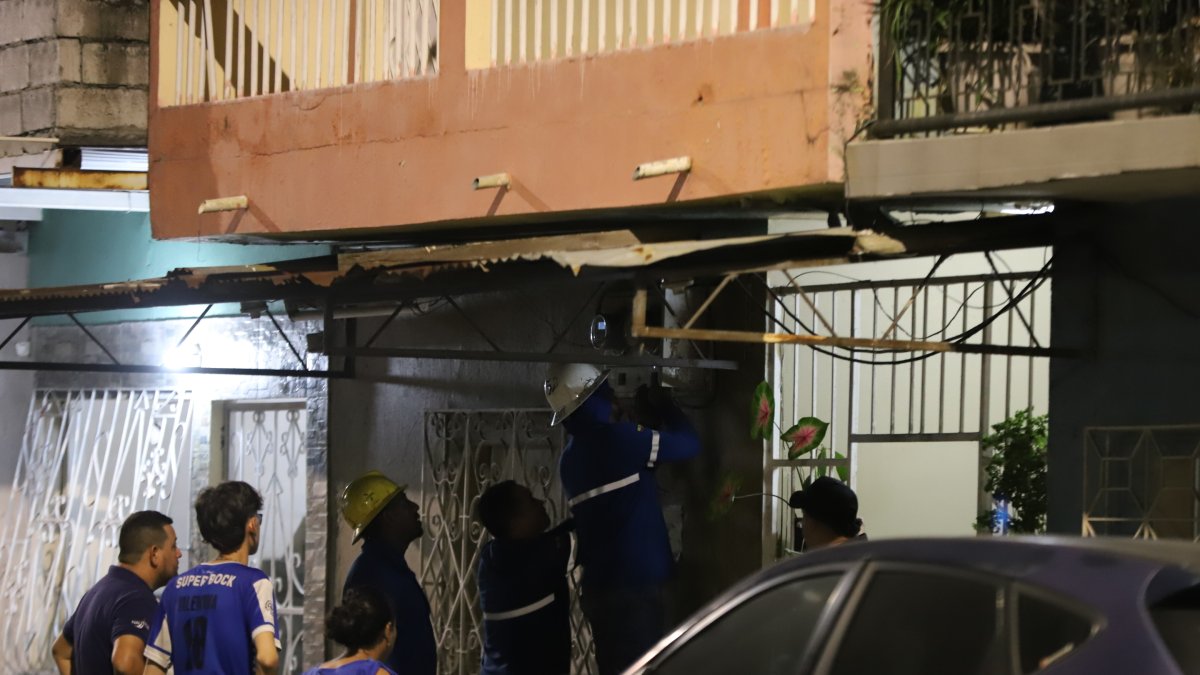 Personal de la Corporación Nacional de Electricidad (CNEL) reconectó el servicio de energía eléctrica en las calles 20 y Alcedo, pero a las 18 horas se volvió a ir.