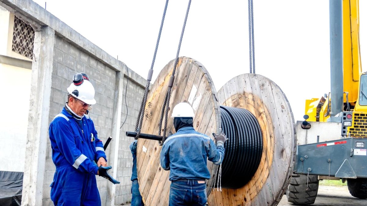 Un grupo de técnicos eléctricos trabajan en mejorar el sistema de distribución de enegría en una de las centrales electricas de la península