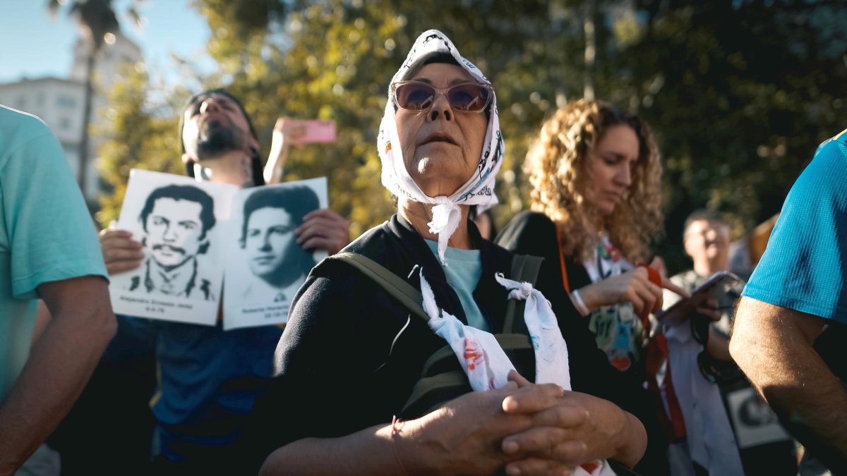 Personas participan este martes durante la manifestación por el Día Nacional de la Memoria por la Verdad y la Justicia en Buenos Aires (Argentina).