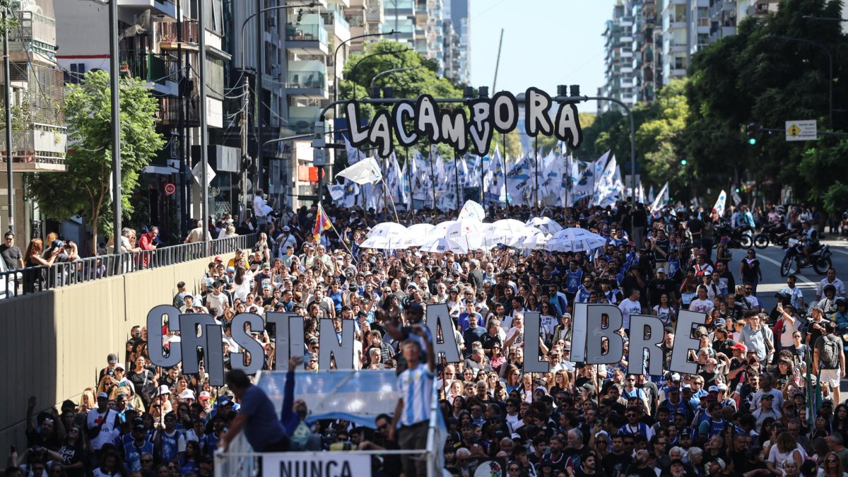 Personas marchan con carteles y banderas este 24 de marzo de 2026, por el Día Nacional de la Memoria por la Verdad y la Justicia en Buenos Aires (Argentina).