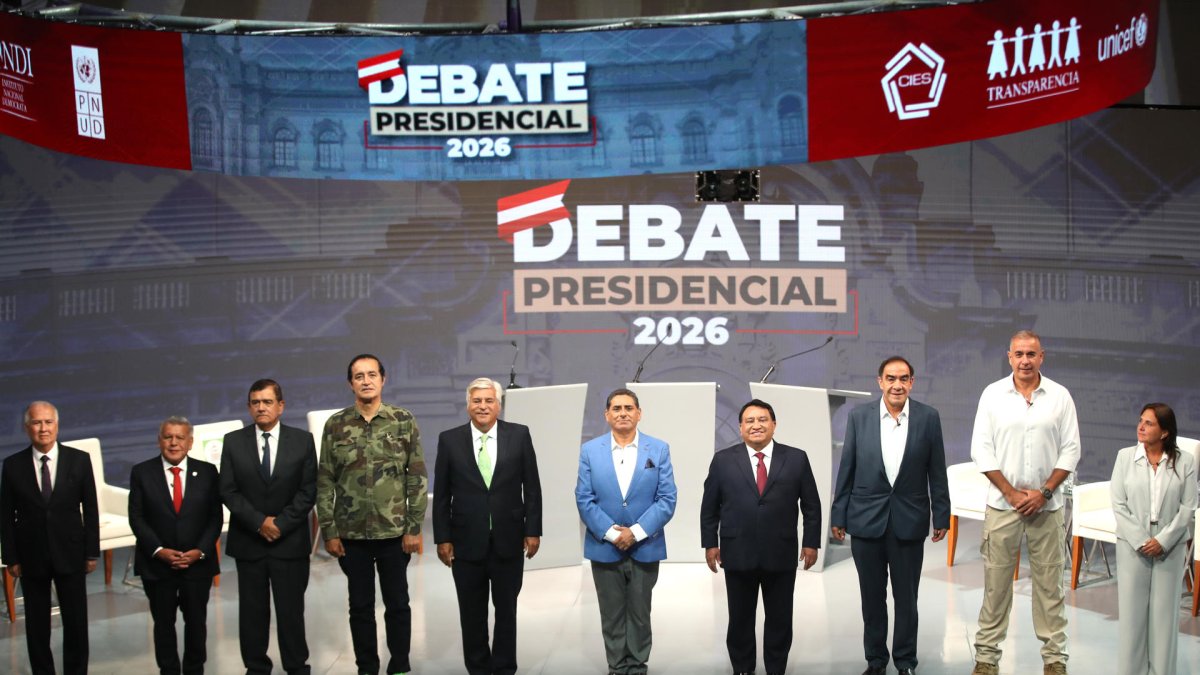 Candidatos a la Presidencia de Perú posan previo a un debate en el Centro de Convenciones este lunes, en Lima (Perú).