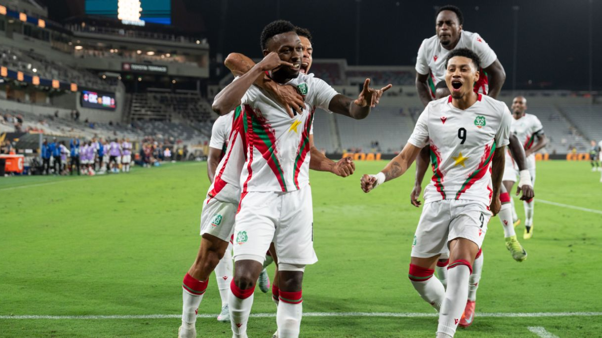 Jugadores de la selección Surinam, celebran en uno de sus últimos enfrentamientos.