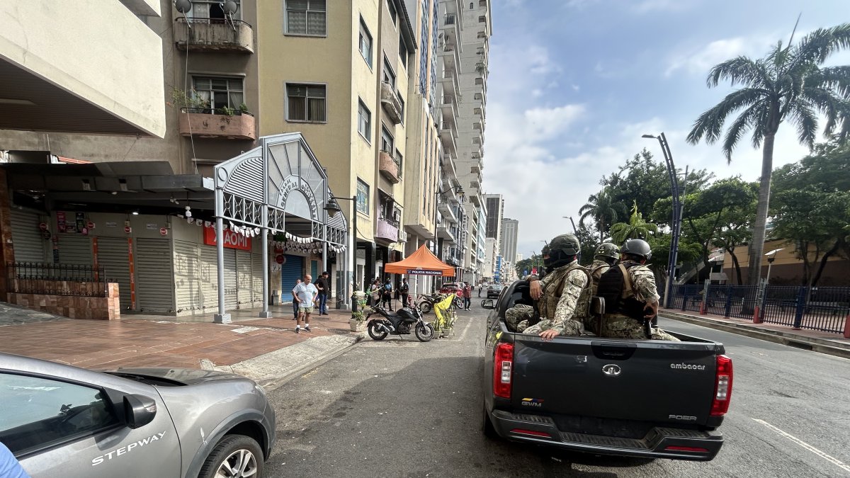 Reclamo. Un grupo de militares, durante un recorrido ayer, pasó junto al sitio del hecho violento. No obstante, no permanecieron más de cinco minutos allí.