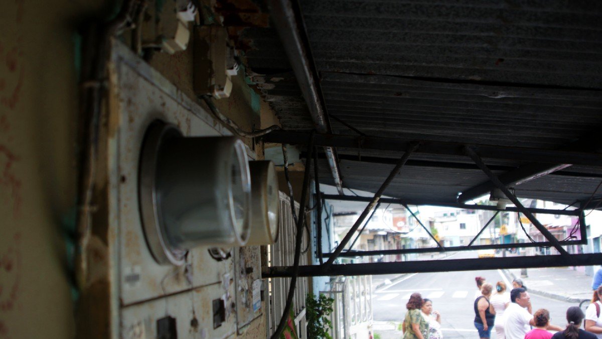 En sectores como el de las calles 20 y Alcedo, en el suroeste de Guayaquil, problemas en las conexiones provocan continuos cortes de energía eléctrica, según sus vecinos.