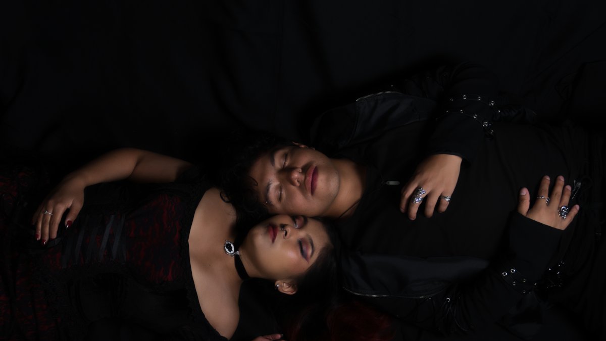 Arux está conformado por Karla Ortiz y Eduardo Ruano, músicos formados en la Universidad Central del Ecuador.