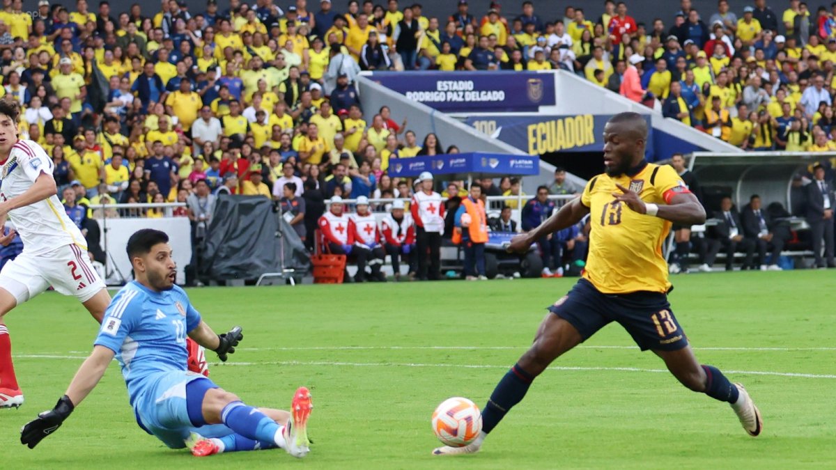 Enner Valencia (d) es la esperanza de gol de la Tricolor para el Mundial.