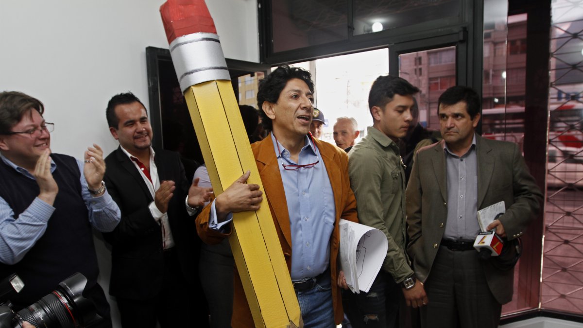 Xavier Bonilla, conocido como Bonil, llegó con un lápiz gigante a la audiencia en la que la Supercom dispuso que rectifique una caricatura sobre Fernando Villavicencio, en 2014.